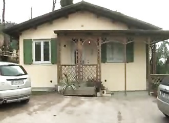 Sa mère utilise sa queue raide