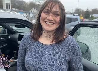 Une épouse poilue infidèle se laisse aller à un creampie tout en discutant avec son mari au téléphone