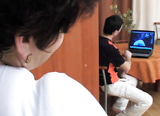 Entrain de regarder un porno