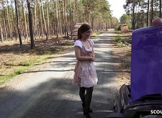 Emily la petite Allemande en lunettes offre son corps à un inconnu pour réparer sa voiture en panne