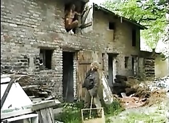 Mère de famille se fait fourrer hard lors d'un gang bang