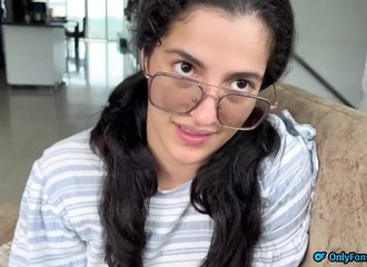 Une jeune élève découvre le plaisir avec son professeur de maths !