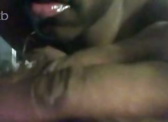 Ce zozo peut passer toute la soirée à manger la moule poilue de sa femme