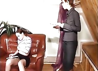 Mature dans une baise lesbienne avec un gode ceinture