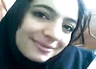 Striptease de sa tata voilée et excitante