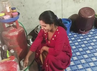 EXCLUSIF : Une séduisante villageoise se laisse séduire chez elle