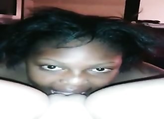 Cette gouinasse a un faible pour les chattes bien humides