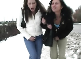 Deux petits culs suivis dans la rue