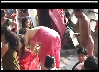 Des indiennes se déshabillent en bord de mer