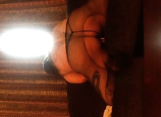 Grosse toute tatouée s'exhibant en collants sexy