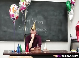 Baisée par son prof qui fête son anniversaire