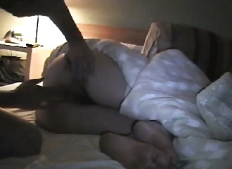 Endormie, elle se fait choper la vulve