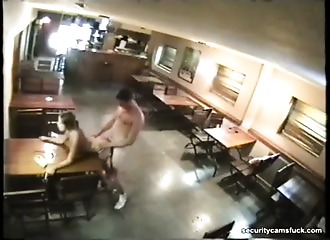 La caméra de surveillance filme un couple imprudent