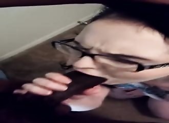 Elle avale une queue géante en entier