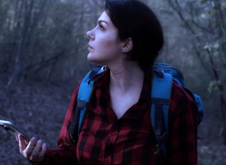 Une beauté captive dans la forêt - Valentina Nappi figée et soumise