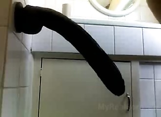 Un gode ventouse black dilate une chatte serrée