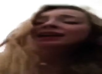 Bimbo aux nichons parfaits crie de plaisir et atteint l’orgasme