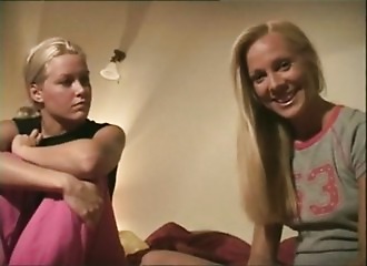 Lesbis, blondes et joyeuses comme tout !