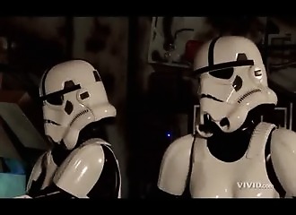 Chewbacca sucé par deux furies seins nus