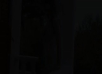 Elle se masturbe avec conviction contre une rambarde