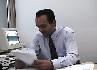 Bonne et contente de se faire lécher l'entrecuisse