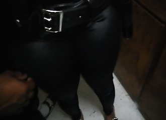 Moulée dans une tenue provocante et sexy