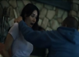 Sara attachée à une chaise se rebelle