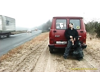 Sautée devant les automobilistes en bord de route