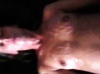 Elle se fait recouvrir le visage de foutre lors d'une partouze