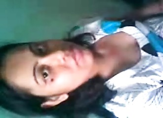 Cette brune apprécie le sexe à deux