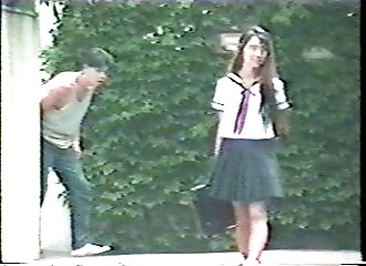 En uniforme pour se faire curer la moule