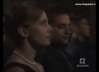 Une italienne au charme ravageur le fait bander