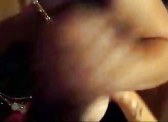 Cette nana frivole apprend à sa p’tite sœur comment pomper une béquille