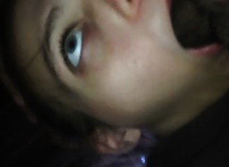 Gorge profonde entre ses lèvres d'avaleuse