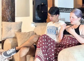 Une séduisante belle-mère provoque son beau-fils en lui permettant d'explorer son corps