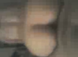 Vraiment à l'aise assise sur son sexe rigide