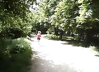 Une femme aux seins énormes court