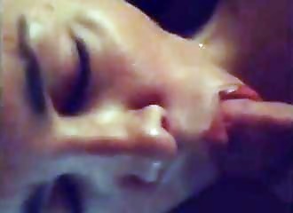 Elle jouit en pompant l’énorme queue de son mec