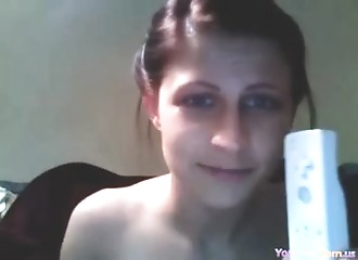 Sa manette de jeu dilate sa chatte rasée