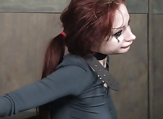 Esclave baisé lors d'une séance BDSM