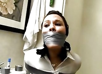 Bondage avec la secrétaire dans la salle de bain