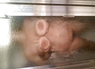  Mature s’exhibe sous la douche après une bonne baise 