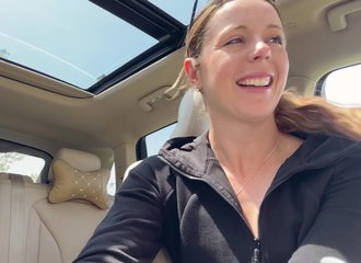 Un plaisir interdit avec un gode rose sur la banquette arrière de ma voiture