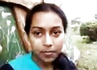 Indienne exhibe ses seins en extérieur