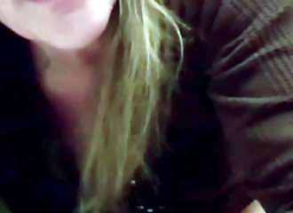 Complètement excité, ce vieux couple baise dans les toilettes publiques