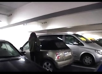 Anne baise dans un parking souterrain