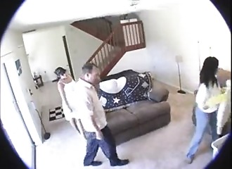 L'employée nique avec la maîtresse de maison bi