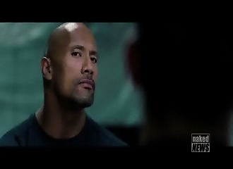 Une blonde se déshabille en pleine émission télévisée