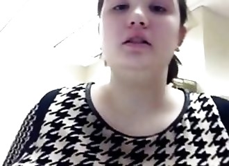 Femme bien en chair aux gros seins naturels