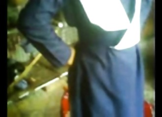 Ses seins sont palpés après un effeuillage